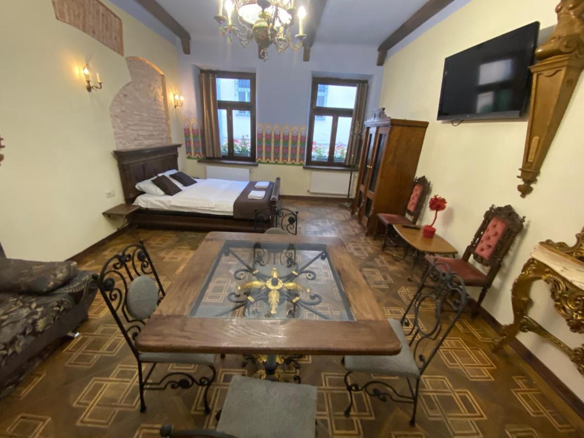 королівські на вулиці лесі українки 19