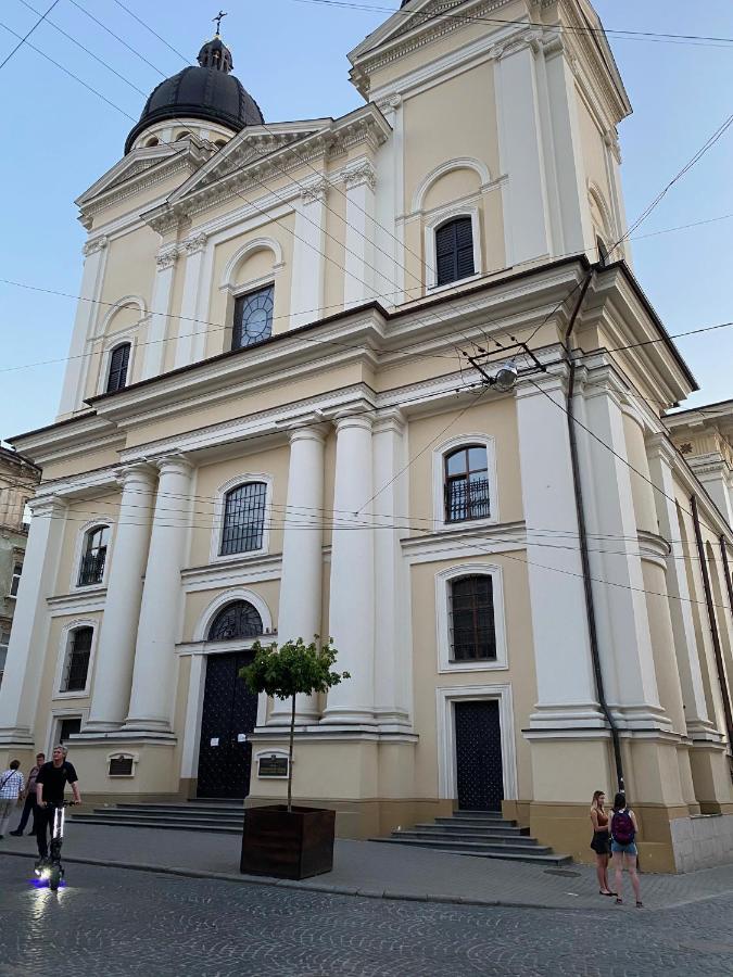 королівські на вулиці лесі українки 19 *